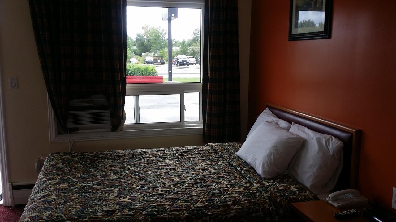 Sturgeon Falls River Mist Inn المظهر الخارجي الصورة